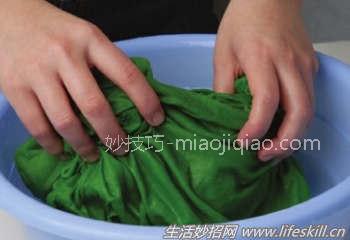 用白醋巧除衣服上汗臭味 