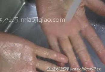 教你毫不费力洗掉手上的油污 