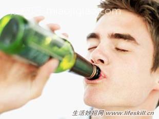 为什么啤酒可以喝很多瓶，而水或饮料却不行？ 