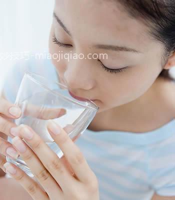 太空杯 喝水