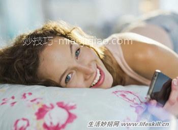 为健康，别把手机放在枕头下！ 