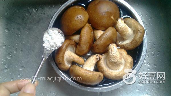 轻松洗净香菇皱褶污垢