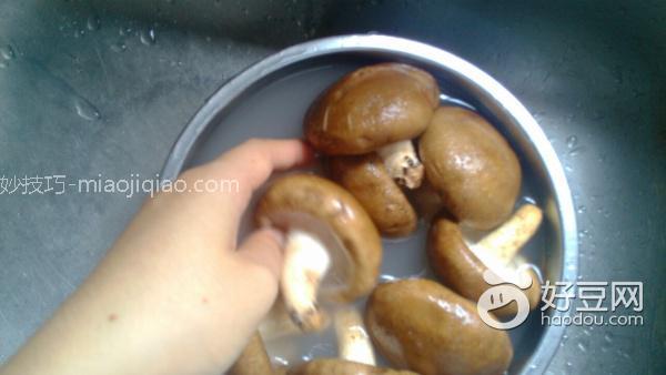 轻松洗净香菇皱褶污垢