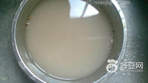 轻松洗净香菇皱褶污垢