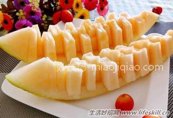 巧用哈密瓜做果盘 