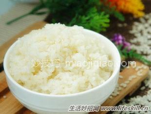 用陈米也照样蒸出可口的米饭 