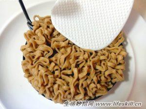 将拉面做成汉堡的花样吃法 