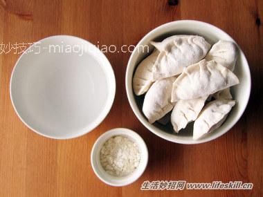 巧用不沾平底锅做冰花煎饺 