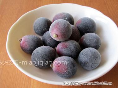 巧用冷冻葡萄当冰块冰镇饮料