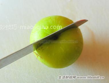 巧将蜜枣切出漂亮果盘