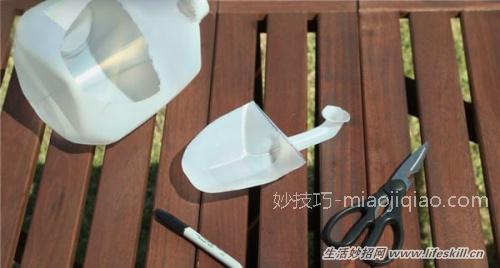 巧用喝剩下来的牛奶瓶制作园艺用品 